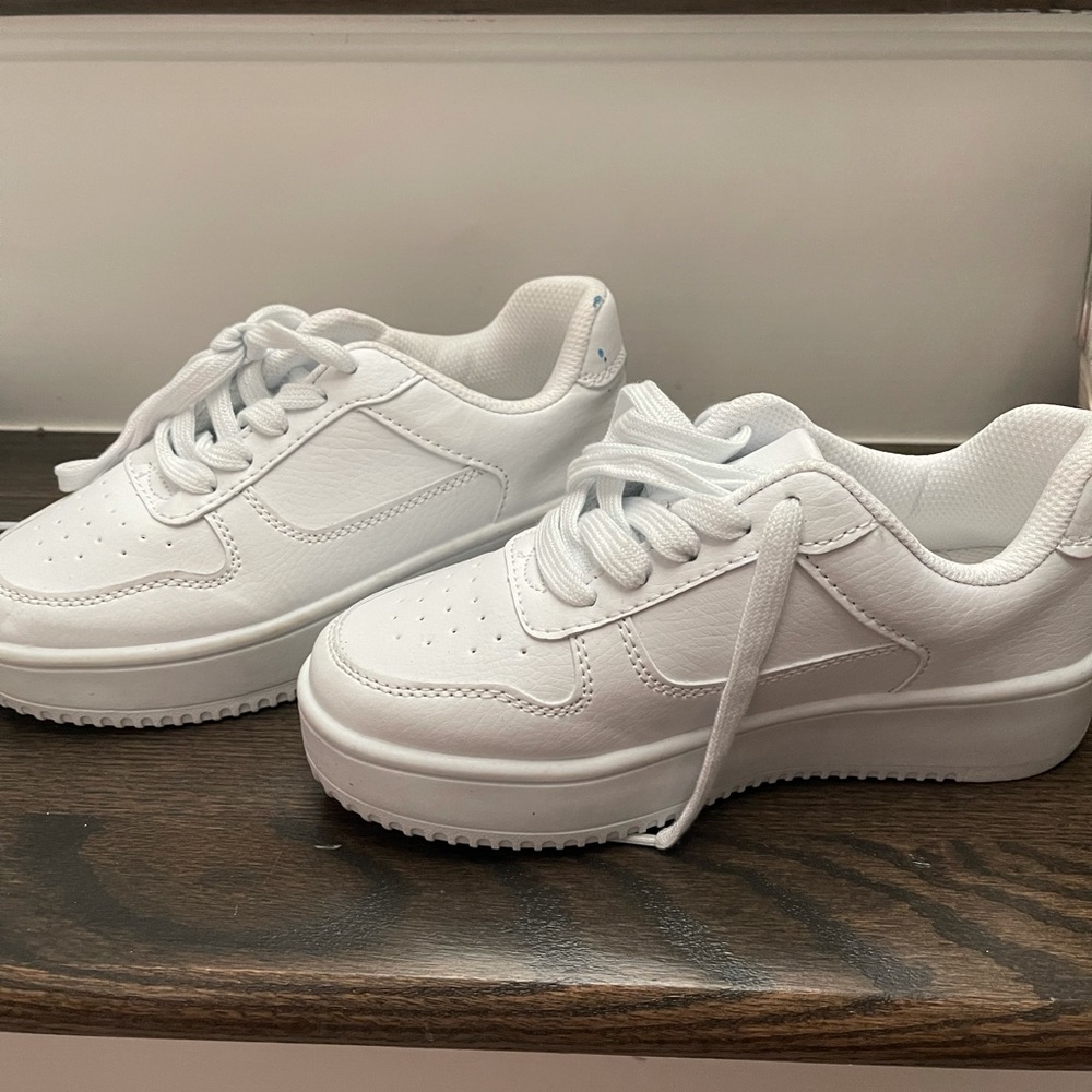 Brand new kids shoes - Picture 2 of 3